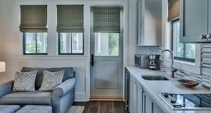 PRIVATE BEACH/POOL ACCESS-Cozy Getaway Retreat For Two with Two Bikes