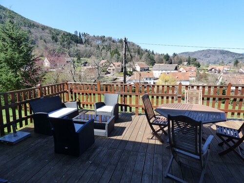 Cosy country cottage with mountain views, Wi-Fi, log burner, workspace, pets