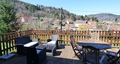 Cosy country cottage with mountain views, Wi-Fi, log burner, workspace, pets