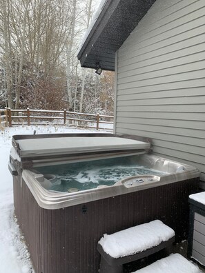 Outdoor spa tub