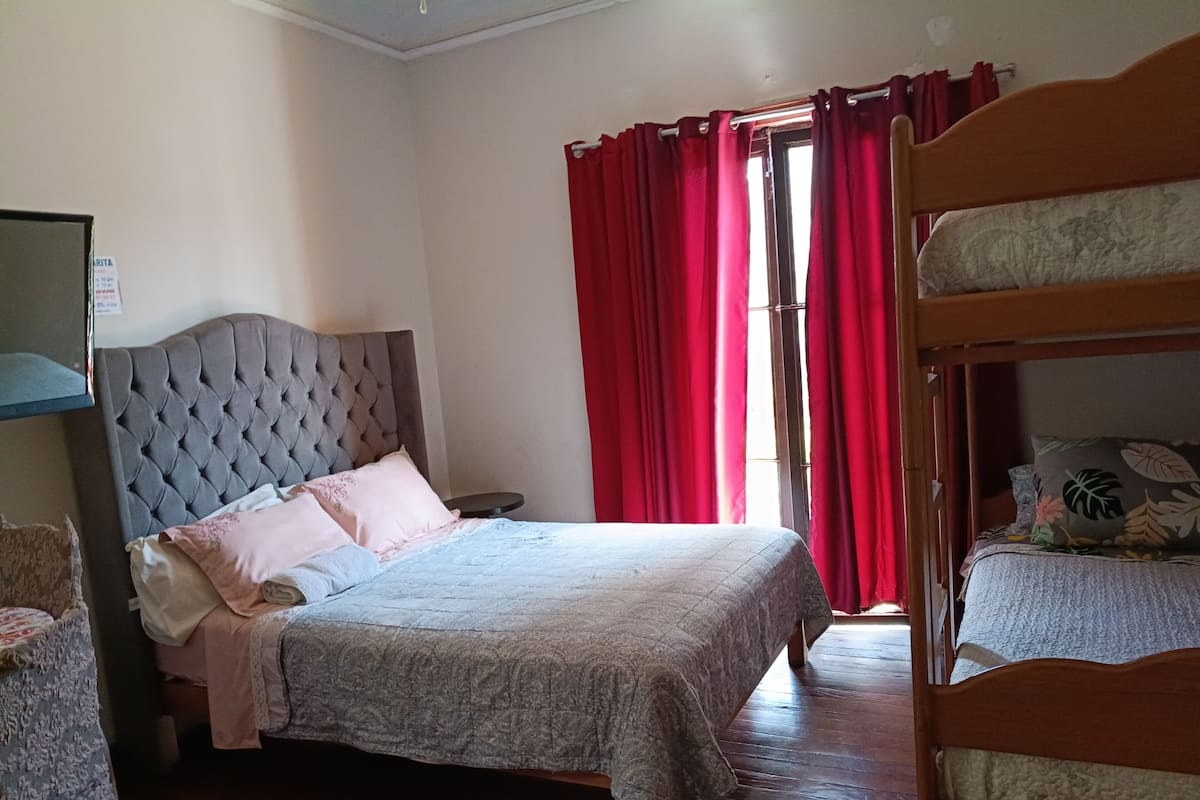 Habitación familiar, vista a la ciudad | Sábanas de algodón egipcio, ropa de cama de alta calidad y edredón