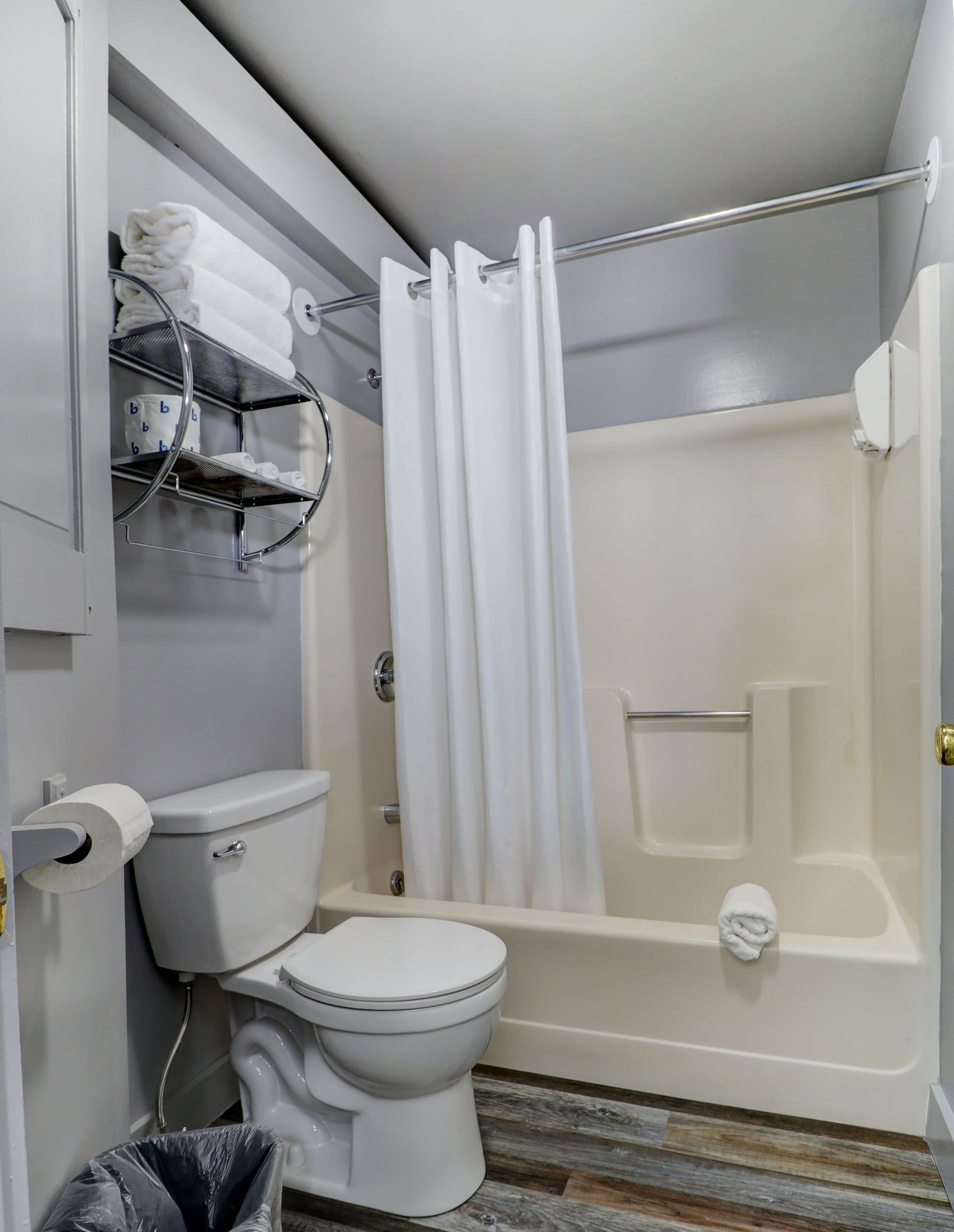 Standard Room | Bathroom | Bathtub, hair dryer, towels