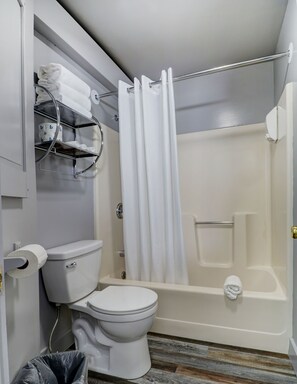 Standard Room | Bathroom | Bathtub, hair dryer, towels - Canaan Motel (Canaan)