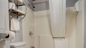 Quarto standard | Banheiro | Banheira, secador de cabelo, toalhas de banho