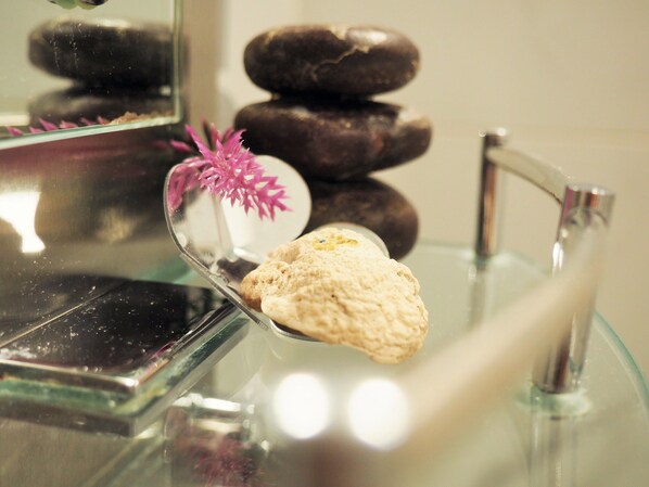 Bruser, hårtørrer, håndklæder, Sæbe