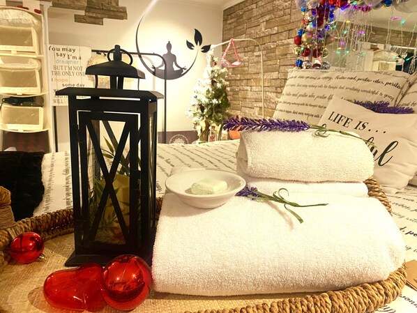 1 chambre, lit avec matelas en mousse à mémoire