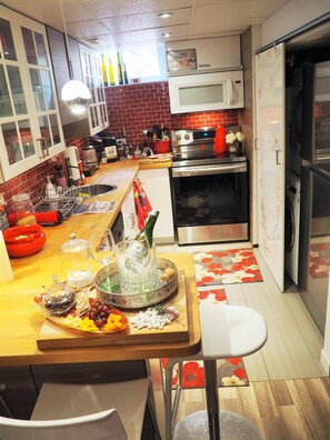 Køleskab, mikrobølgeovn, ovn, kogeplade