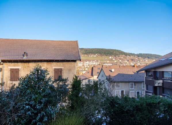 A residential area with traditional architecture, including houses with tiled roofs and wooden shutters. - Homerez - Apartment Gérardmer (Gérardmer)