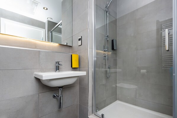 Studio (for 3) | Bathroom | Shower, rainfall showerhead, free toiletries, hair dryer - Staycity Aparthotels, Manchester, Northern Quarter (Manchester)