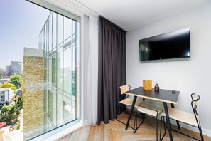 Studio (for 2) | Seprai premium, brankas, dan ruang kerja ramah laptop