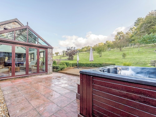4 bedroom accommodation in Bwlch-y-ffridd, near Newtown
