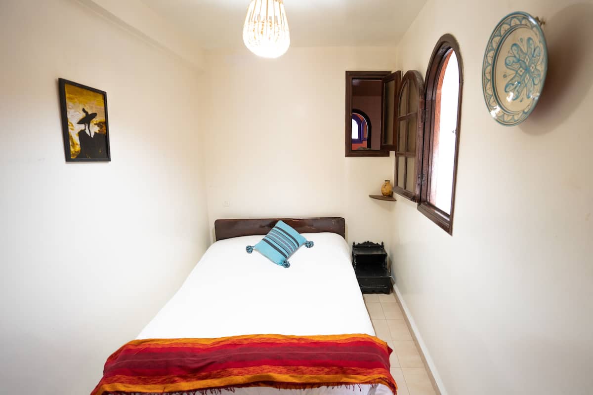 Tabla de planchar con plancha y ropa de cama
