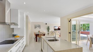 Fridge, microwave, oven, stovetop - Tropical Oasis - Walk to Beach (Marcus Beach)