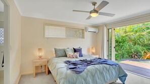 5 bedrooms, iron/ironing board, Internet, bed sheets - Tropical Oasis - Walk to Beach (Marcus Beach)