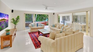 TV, Netflix, streaming services, stereo - Tropical Oasis - Walk to Beach (Marcus Beach)