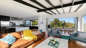 Smart TV - Newly furnished, with ocean views (Killcare Heights)