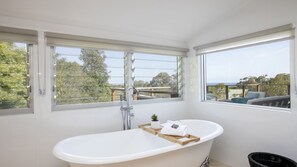 Shower, hair dryer, towels - Newly furnished, with ocean views (Killcare Heights)