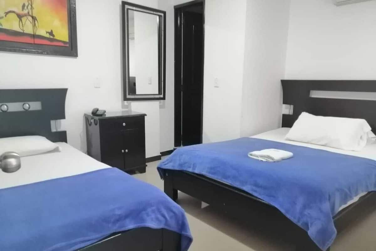 Habitación triple Deluxe (A/C) | Edredón, insonorización y wifi gratis
