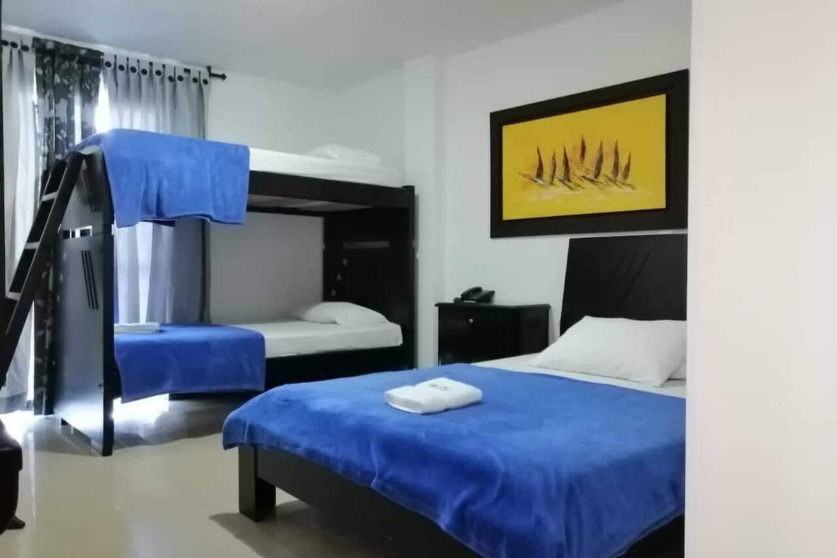 Habitación cuádruple (A/C) | Edredón, insonorización y wifi gratis