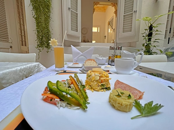Petit déjeuner complet servi tous les jours en supplément