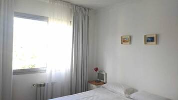 Comfort Apartment | 1 bedroom, blackout curtains, iron/ironing board, free WiFi