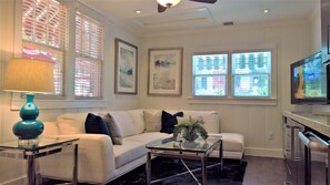 Premium bedding, pillow-top beds, in-room safe, individually decorated - Casa Grandview Inn (West Palm Beach)