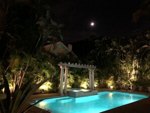 Outdoor pool, open 9:00 AM to 9:00 PM, pool umbrellas, pool loungers - Casa Grandview Inn (West Palm Beach)