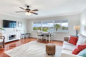 Smart TV, DVD player, books - Beautiful, spacious Condo with Spectacular Beach to Bay Views (Treasure Island)