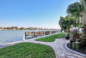 Property grounds - Beautiful, spacious Condo with Spectacular Beach to Bay Views (Treasure Island)