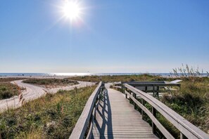 Beach nearby, sun-loungers, beach towels - Beautiful, spacious Condo with Spectacular Beach to Bay Views (Treasure Island)