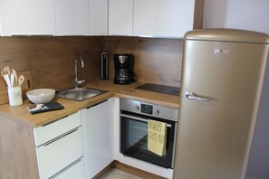 Køleskab, mikrobølgeovn, ovn, kogeplade