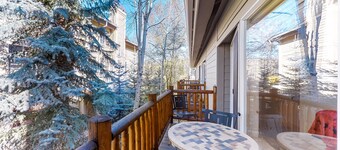 Quiet townhome w/private hot tub and walking distance to River Run Dogs ok