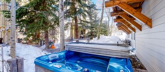 Quiet townhome w/private hot tub and walking distance to River Run Dogs ok