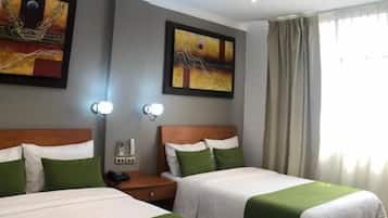 Frigobar, escrivaninha, quartos à prova de som