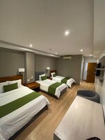 Minibar, escritorio y sistema de insonorización 