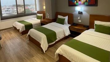 Frigobar, escrivaninha, quartos à prova de som