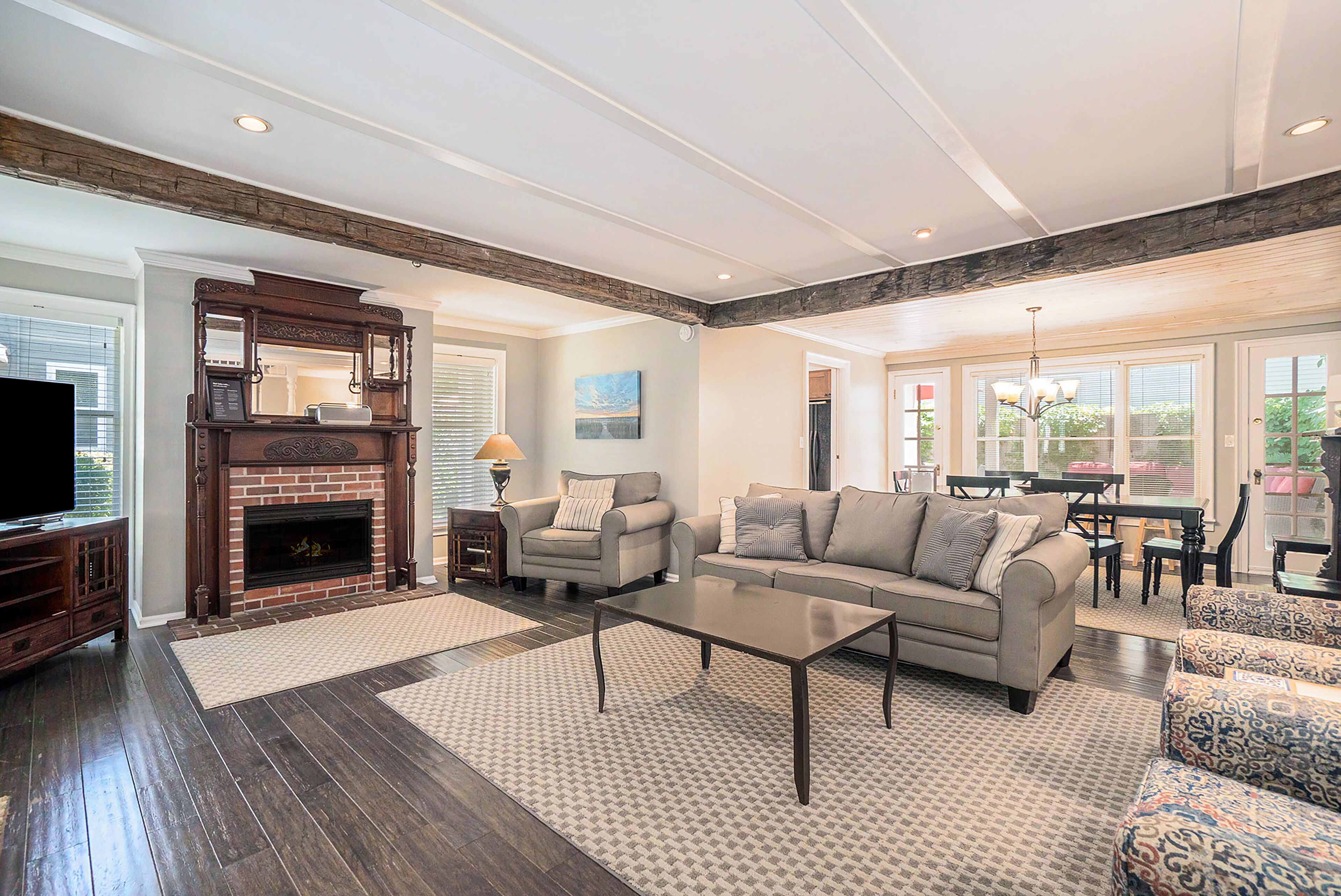 Spacious home with a private hot tub - 3 blocks from downtown