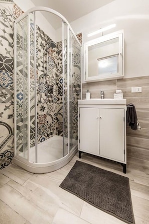 Douche, sèche-cheveux, bidet, serviettes fournies