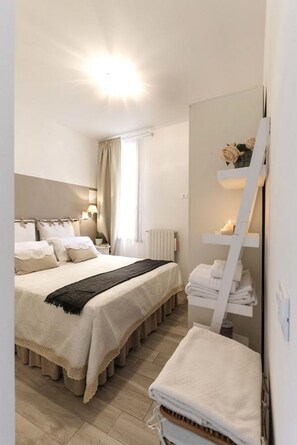 1 habitación, tabla de planchar con plancha, wifi gratis y ropa de cama 