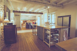 Dining - A Winter's Paradise...the perfect home for a Christmas Family reunion. (Chermignac)