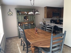 Dining - Peaceful Getaway near Haystack on Golf Course (Wilmington)