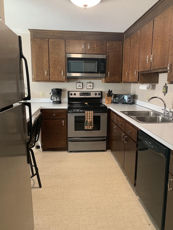 Réfrigérateur, four, plaque de cuisson, lave-vaisselle