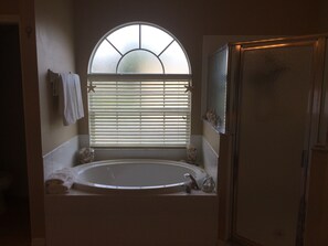 Ensemble douche/baignoire, sèche-cheveux, serviettes fournies, savon