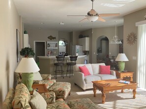 TV connectée, lecteur de DVD, baby-foot, livres