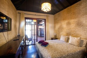 2 bedrooms, iron/ironing board, travel crib, free WiFi - Villa Buda, relaxing atmosphere, private pool, garden, jacuzzi, BBQ area (Cho)