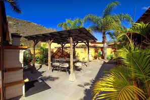 Outdoor dining - Villa Buda, relaxing atmosphere, private pool, garden, jacuzzi, BBQ area (Cho)