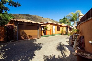 Property grounds - Villa Buda, relaxing atmosphere, private pool, garden, jacuzzi, BBQ area (Cho)