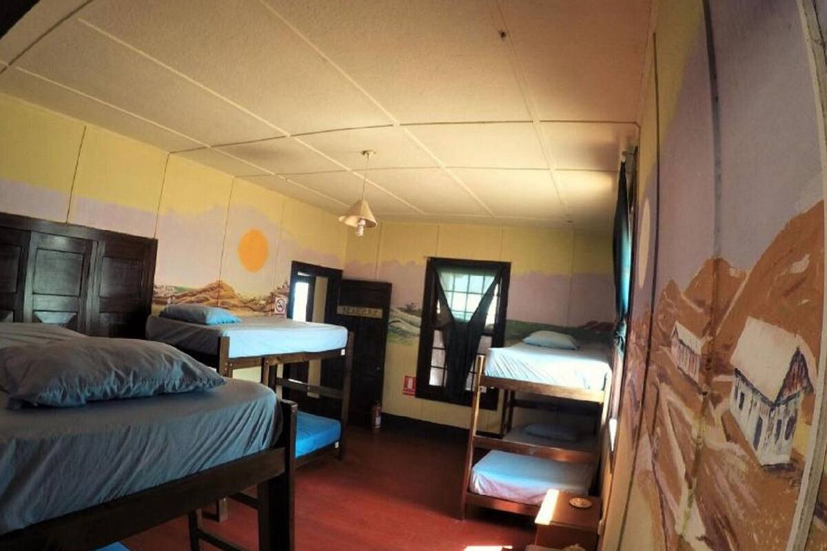 Dortoir partagé (6 pax) | Espace de travail pour ordinateurs portables, décor unique