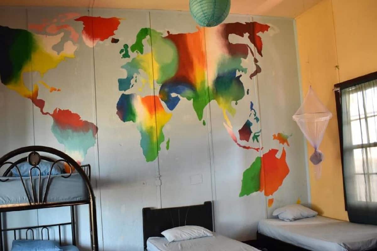 Decoración personalizada y espacio para trabajar con laptop
