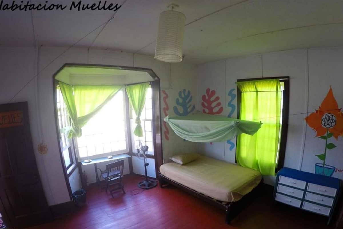 Chambre double | Espace de travail pour ordinateurs portables, décor unique